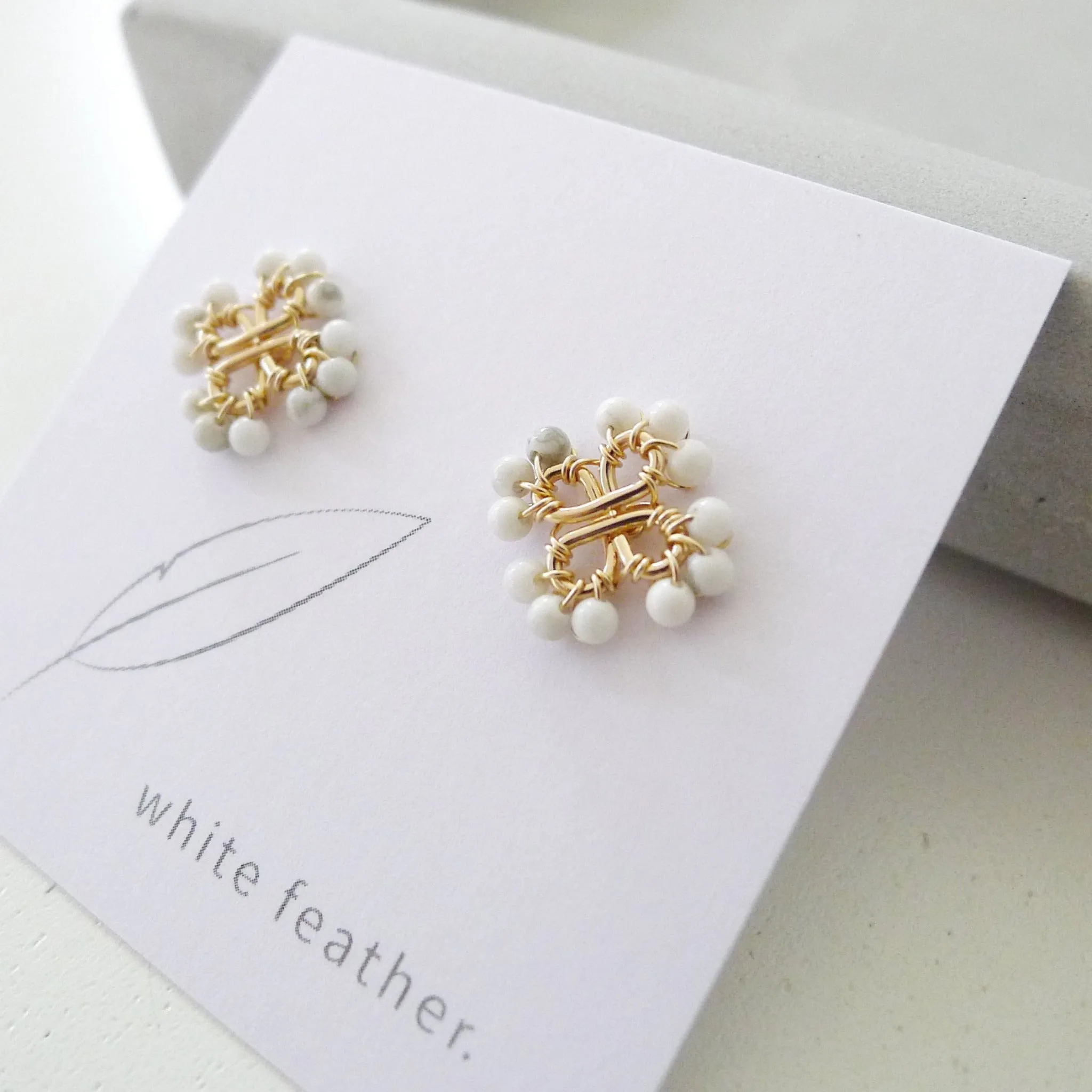 Clover Earstuds / White Howlite