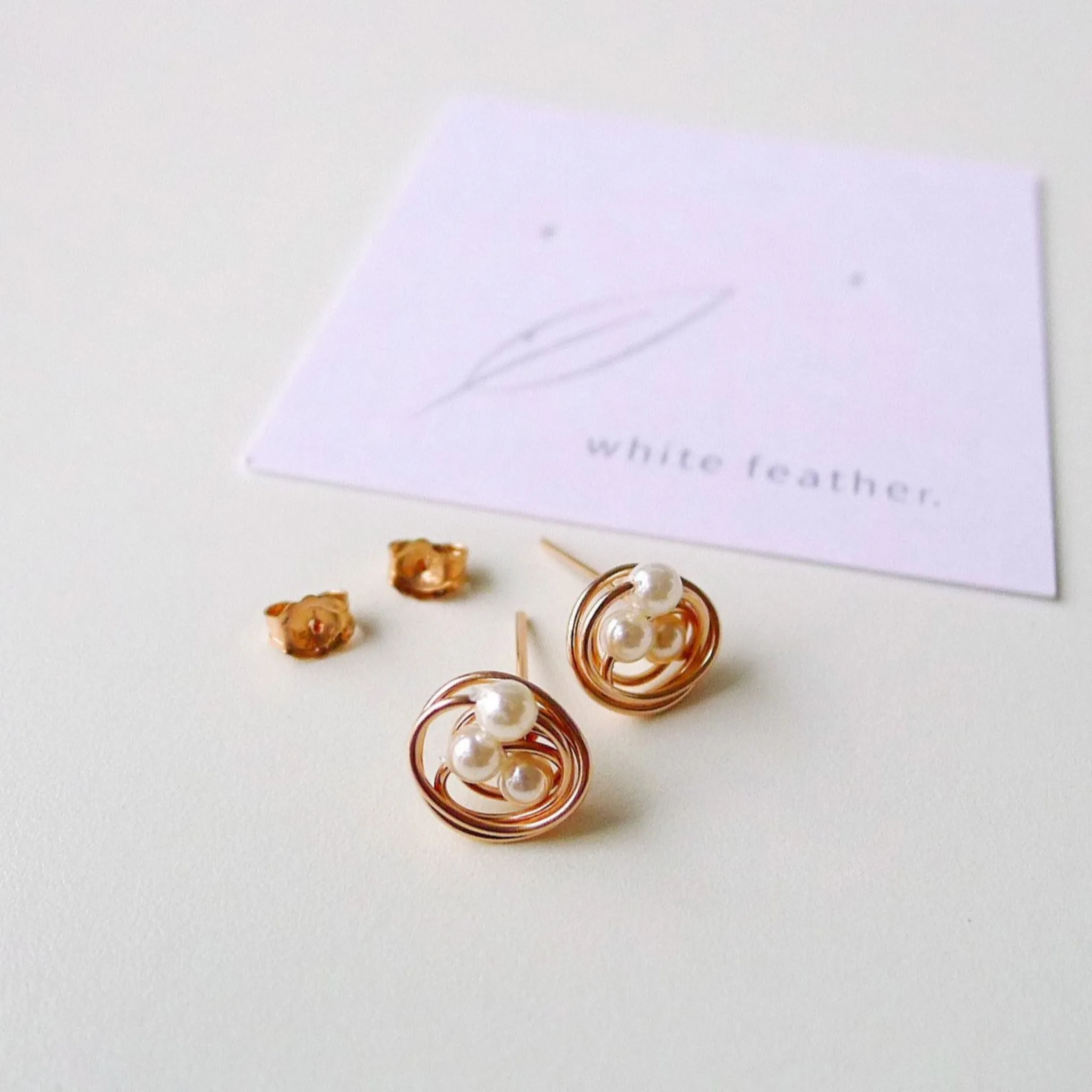 Estelle Earstuds / White Shell Pearl