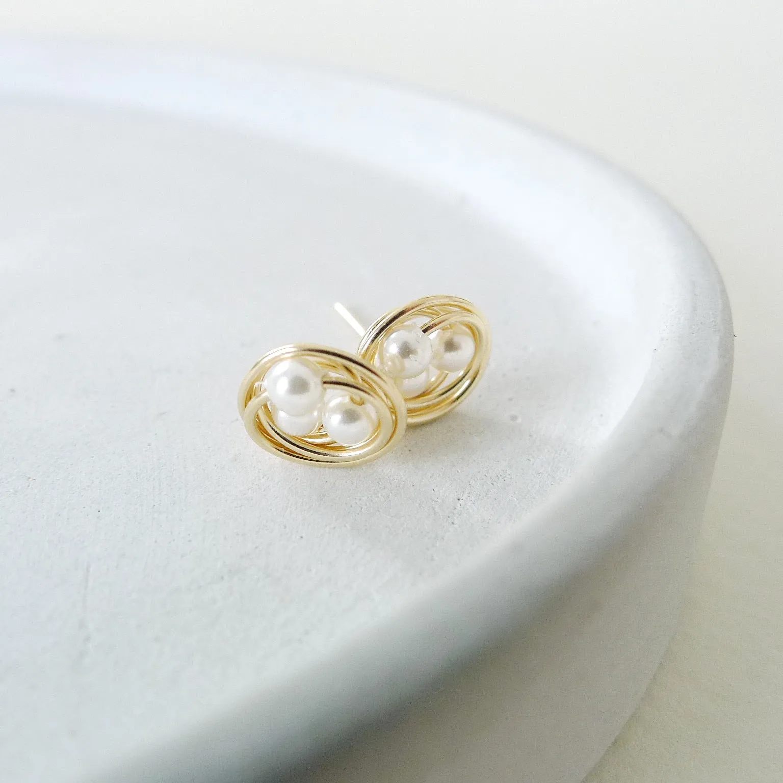 Estelle Earstuds / White Shell Pearl