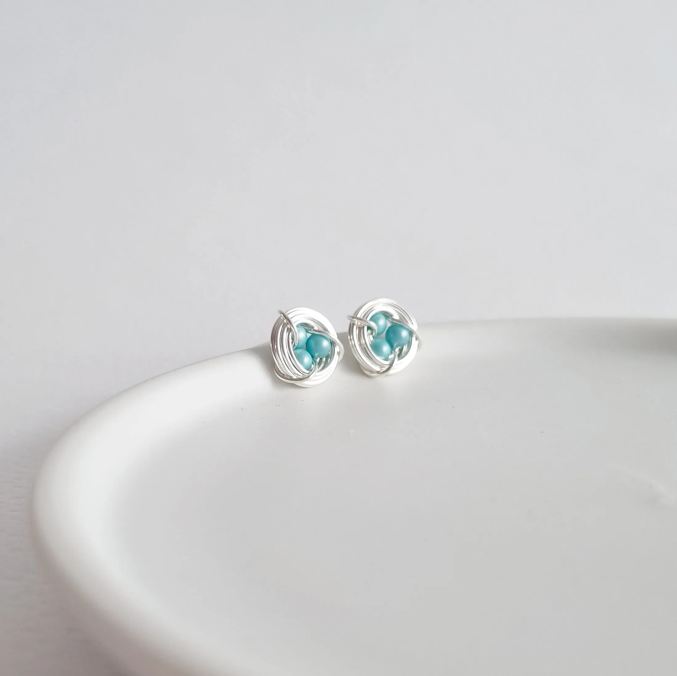 Robin's Nest Earstuds / Blue Pearls