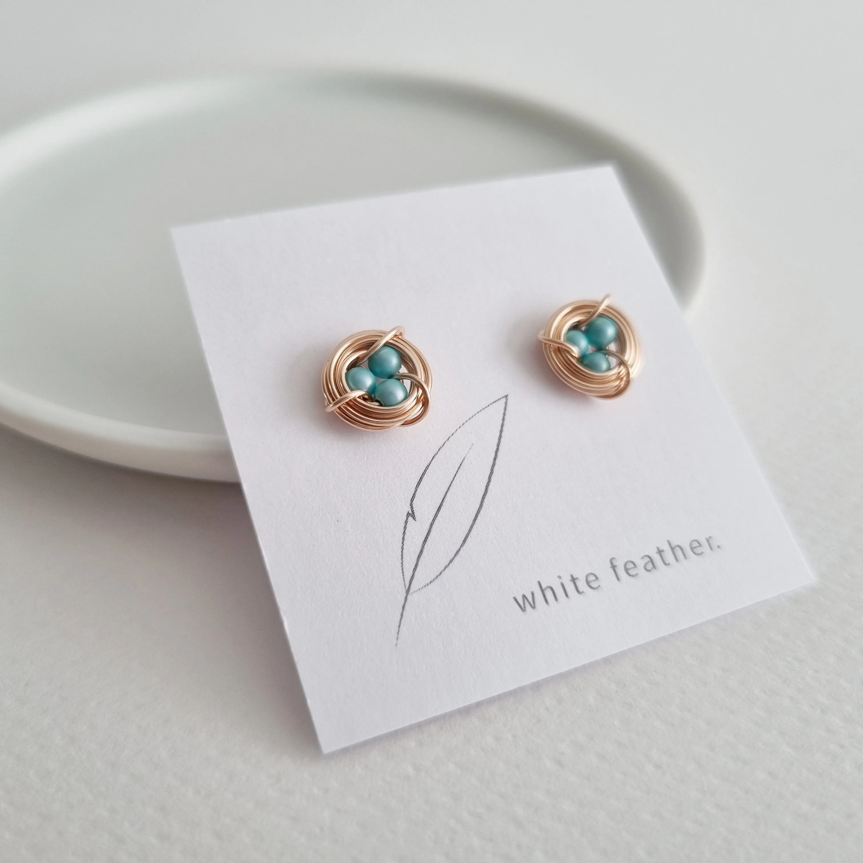 Robin's Nest Earstuds / Blue Pearls